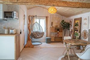ein Wohnzimmer mit einem Tisch und ein Zimmer mit einem Baum in der Unterkunft Loft & Spa Scandinave Romantique, King Size, TV 65 in Narbonne