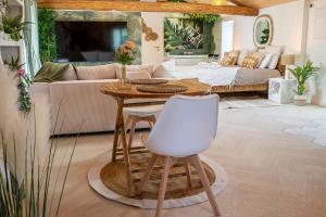 ein Wohnzimmer mit Tisch und Couch in der Unterkunft Loft & Spa Scandinave Romantique, King Size, TV 65 in Narbonne