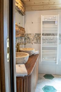 ein Badezimmer mit zwei Waschbecken auf einer Holzplatte in der Unterkunft Loft & Spa Scandinave Romantique, King Size, TV 65 in Narbonne + 13 Fotos