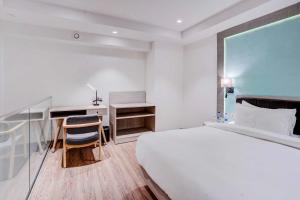 Ένα ή περισσότερα κρεβάτια σε δωμάτιο στο Luxurious Residences by Sunday at M3M Broadway Sec 71