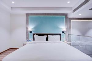 Ένα ή περισσότερα κρεβάτια σε δωμάτιο στο Luxurious Residences by Sunday at M3M Broadway Sec 71