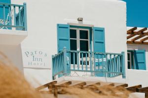 Ein Balkon oder eine Terrasse in der Unterkunft Paros Inn Seafront
