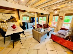 Photo de la galerie de l'établissement Maison au calme, parc arboré, 3 chambres, à Neuvy