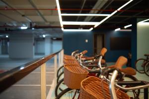eine Reihe von Fahrrädern, die in einer Parkgarage geparkt sind in der Unterkunft Studio 25 andar a 350m da Beira Mar com Rooftop in Fortaleza