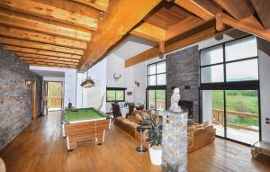 Τραπέζι μπιλιάρδου στο 5 Bedroom Amazing Home In Réal