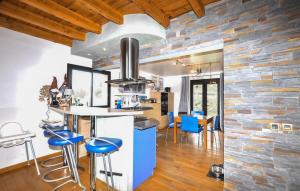 Εστιατόριο ή άλλο μέρος για φαγητό στο 5 Bedroom Amazing Home In Réal