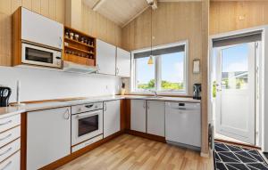 Kuchyň nebo kuchyňský kout v ubytování Holiday Home Pøt Strandby V Juelsminde Ix