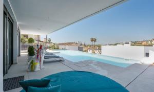 Πισίνα στο ή κοντά στο Luxury Villa with Breathtaking Views in Marbella By Lodgerstrip