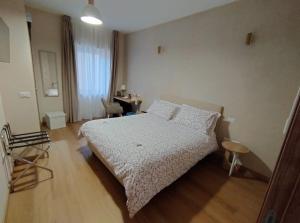 a bedroom with a bed and a desk in it at LA ROCCIA DI VICIDOMINI - Affittacamere in San Marco dei Cavoti
