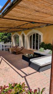 un patio extérieur avec une pergola en bois dans l'établissement Appartement 5 personnes - Mas du Soleil, à Bagnols-sur-Cèze