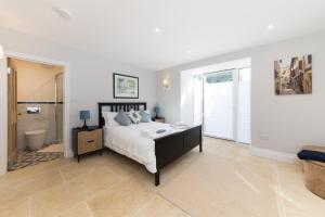 a bedroom with a large bed and a bathroom at Central Oxford Studio 101 with Parking in Oxford