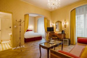 una camera d'albergo con un letto e un tavolo di Hotel Europe a Zurigo