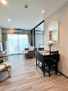 ein Wohnzimmer mit Tisch und Couch in der Unterkunft G16 Title Naiyang 36м2Ватсап669З5В2I976 in Nai Yang Beach