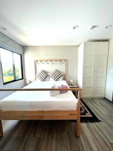 ein Schlafzimmer mit einem großen Bett und einem großen Fenster in der Unterkunft G16 Title Naiyang 36м2Ватсап669З5В2I976 in Nai Yang Beach