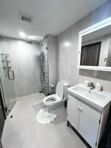 ein Badezimmer mit Toilette, Dusche und Waschbecken in der Unterkunft G16 Title Naiyang 36м2Ватсап669З5В2I976 in Nai Yang Beach