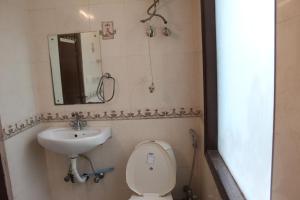 Ένα μπάνιο στο New South Paradise - Near Nehru Place +19 φωτογραφίες