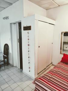 una camera con letto e armadio di A&C Temporarios a Corrientes