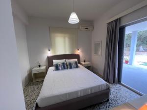 A bed or beds in a room at Nikos Studios