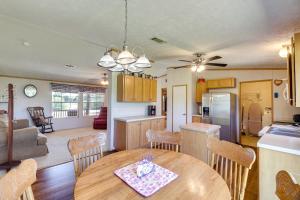 Fotografie z fotogalerie ubytování Hunt, Fish, Unwind Countryside Escape in Texas! v destinaci Hawley