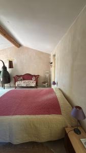 une chambre avec un grand lit dans une pièce dans l'établissement La Bastide des Chênes Lacoste, à Lacoste
