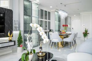 TV a/nebo společenská místnost v ubytování Landmark 81 Luxury Romantic Apartment