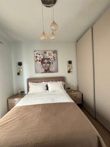 En eller flere senge i et værelse på Villa Dim