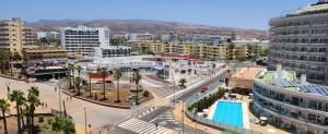 a view of a city with a pool and buildings at Playa del Ingles. Apartamento al lado del océano in San Bartolomé de Tirajana