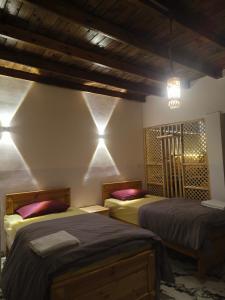 ein Schlafzimmer mit zwei Betten und einem Kronleuchter in der Unterkunft Studios in lighthouse in Dahab + 7 Fotos