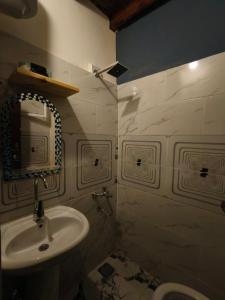 ein Badezimmer mit Waschbecken und Spiegel in der Unterkunft Studios in lighthouse in Dahab