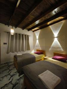 ein Zimmer mit drei Betten in einem Zimmer in der Unterkunft Studios in lighthouse in Dahab