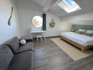 Katil atau katil-katil dalam bilik di Villa Moana Lagune 4 chambres, 4 salles de bain, piscine privative chauffée à 30 degrés toute l année, balnéo, terrain de pétanque privé, ping-pong