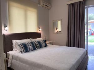 A bed or beds in a room at Nikos Studios