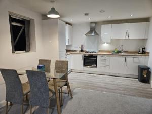 Η κουζίνα ή μικρή κουζίνα στο 8 mins walk City Centre, Birmingham University, 20 mins walk Edgebaston stadium, 1 Bed Spacious Apartment