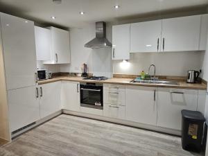 Η κουζίνα ή μικρή κουζίνα στο 8 mins walk City Centre, Birmingham University, 20 mins walk Edgebaston stadium, 1 Bed Spacious Apartment