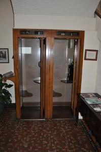 帕羅奧多的住宿－紅衣主教酒店，一个带桌子的房间的两扇玻璃门