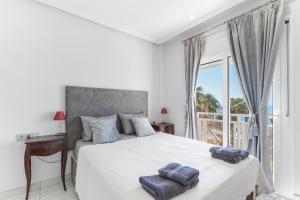 Un dormitorio con una cama y una ventana grande en Casa del Sol Premium Cabo Roig, en Orihuela 18 fotos más