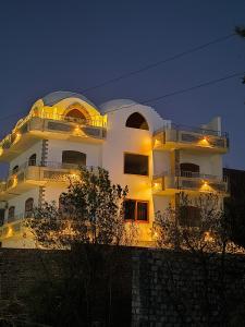 ルクソールにあるKing Houseの夜にライトが点灯する大きな白い建物