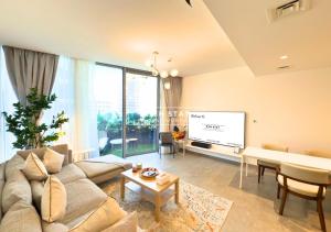 TV a/nebo společenská místnost v ubytování Unique 1BR in Stella Maris,City View,Dubai Marina
