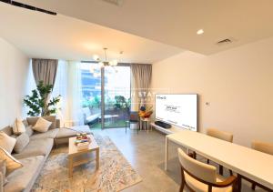 TV a/nebo společenská místnost v ubytování Unique 1BR in Stella Maris,City View,Dubai Marina