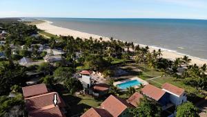 an aerial view of a resort and the beach at Bangalô 7b Praia de Guaratiba in Prado