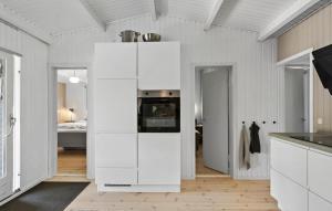 Η κουζίνα ή μικρή κουζίνα στο 3 Bedroom Awesome Home In Væggerløse +9 φωτογραφίες