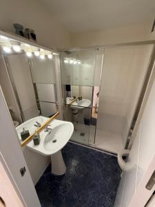 une salle de bain avec deux lavabos et une douche dans l'établissement Maravilloso, à Valence