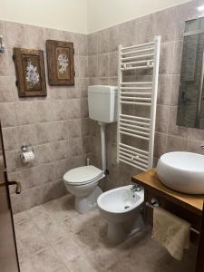 un bagno con un water e un lavandino di Assisi, la Noce ad Assisi