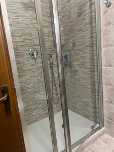 una doccia con una porta in vetro in un bagno di Assisi, la Noce ad Assisi
