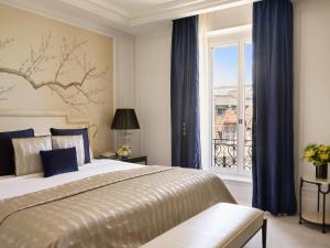 a bedroom with a large bed and a window at The Woodward - Auberge Resorts Collection in Geneva