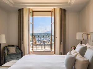 a bedroom with a bed and a view of a balcony at The Woodward - Auberge Resorts Collection in Geneva