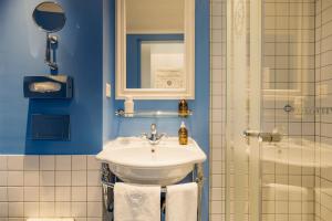 un bagno con lavandino e doccia di Hotel Europe a Zurigo