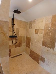 baño con ducha con una luz en la pared en Le Petit Briacin, en Saint-Briac-sur-Mer 12 fotos más