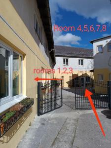 a picture of a building with a gate and a timestamp at Hotel - Apart Zemlinski in Payerbach