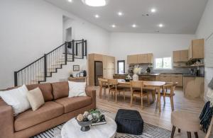 Η κουζίνα ή μικρή κουζίνα στο Dreamcatcher NEW Modern Retreat Near Trails Lakes Golf